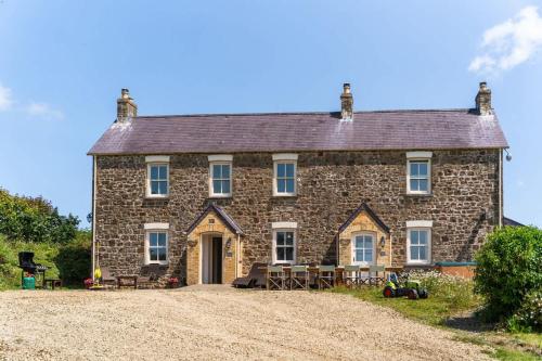 Spacious Farmhouse Retreat with Hot Tub, sleeps 12 in Llawhaden