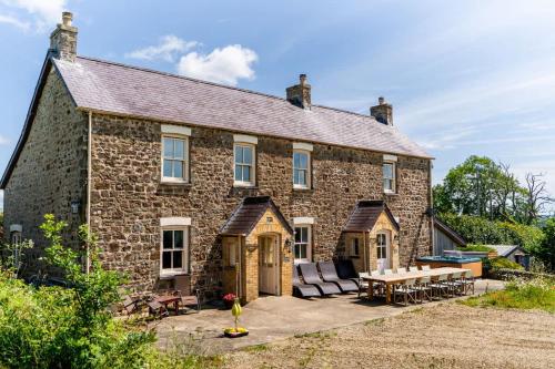 Spacious Farmhouse Retreat with Hot Tub, sleeps 12 in Llawhaden