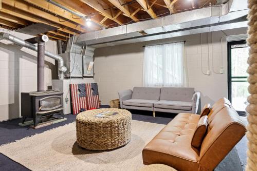 Cozy 3BR Grill Yard Games Walk to Downtown Lake MI in Frenkforta