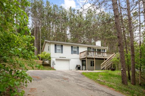 Cozy 3BR Grill Yard Games Walk to Downtown Lake MI in Frenkforta