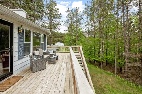 Cozy 3BR Grill Yard Games Walk to Downtown Lake MI in Frenkforta