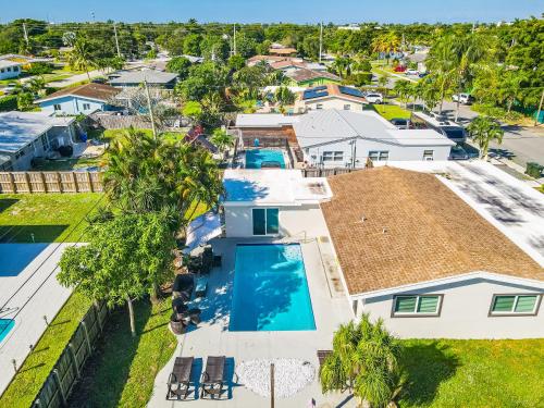 Exterior view, Private Pool Outdoor Shower Arcade games in Lauderhill