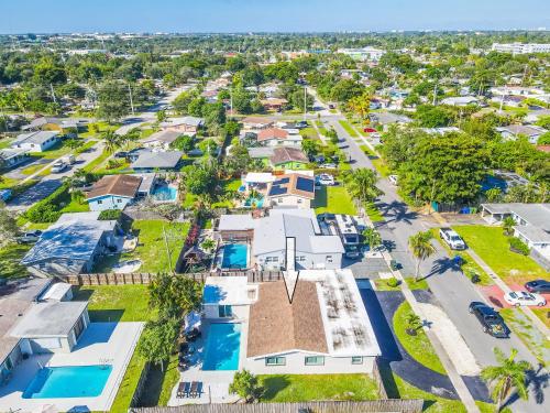 Exterior view, Private Pool Outdoor Shower Arcade games in Lauderhill