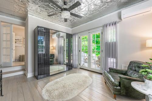 Chic Modern Glam - main image