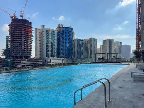 Trillionaire Residences - Stylish Apartment with Private Jacuzzi in Prime Location - image 12