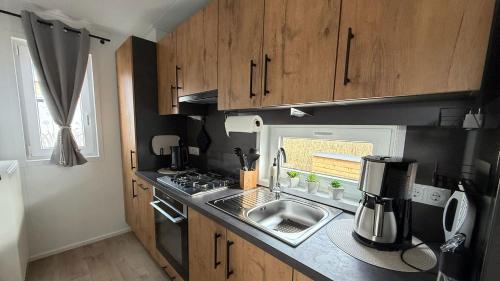 bucătărie, Ferienhaus Deichkoje - ANKERPLATZ DAHME, Haus in Dünengelände, Strandkorb, Gasgrill, WLAN (Ferienhaus Deichkoje - ANKERPLATZ DAHME, Haus in Dunengelande, Strandkorb, Gasgrill, WLAN) in Dahme