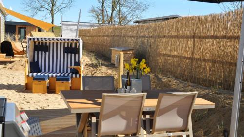 grădină, Ferienhaus Deichkoje - ANKERPLATZ DAHME, Haus in Dünengelände, Strandkorb, Gasgrill, WLAN (Ferienhaus Deichkoje - ANKERPLATZ DAHME, Haus in Dunengelande, Strandkorb, Gasgrill, WLAN) in Dahme