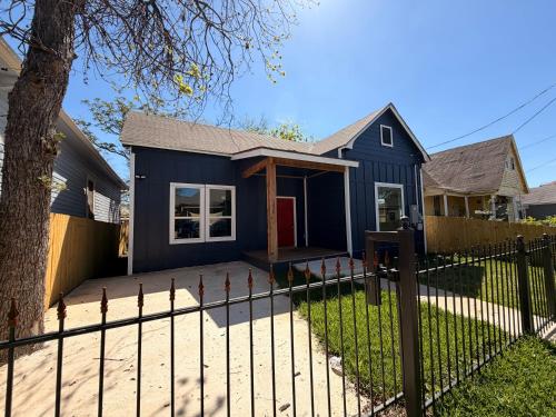 Modern home minutes from Downtown San Antonio I Sleeps 7