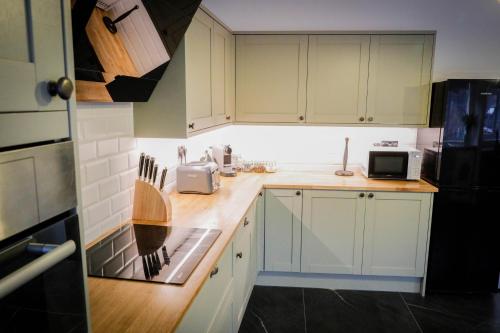Spacious 4 Bed House Sleeps 8 in Quorn Near Loughborough in Quorn
