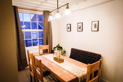 Spacious 4 Bed House Sleeps 8 in Quorn Near Loughborough in Quorn