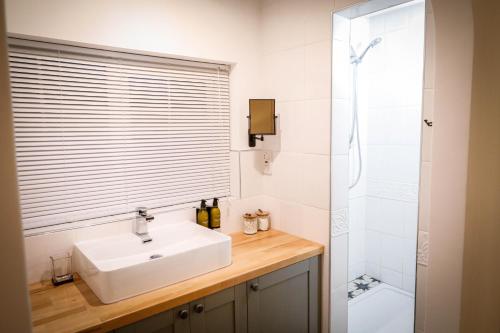 Spacious 4 Bed House Sleeps 8 in Quorn Near Loughborough in Quorn