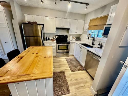 Lakefront Condo and Beach in 桑尼根湖 (BC)