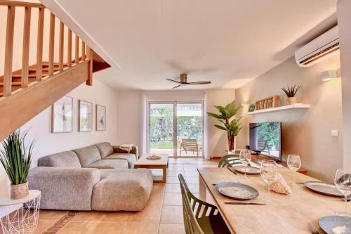 Cozy and Spacious 2-BR Home in Anse Marcel - Garden, 3 Pools, Beach – khách sạn tại Anse Marcel