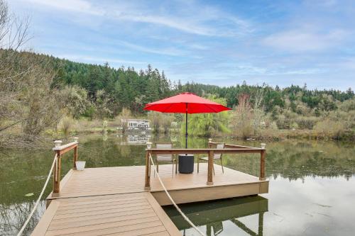 . Private Pond and Dock! Cozy Cabin in Southern Oregon