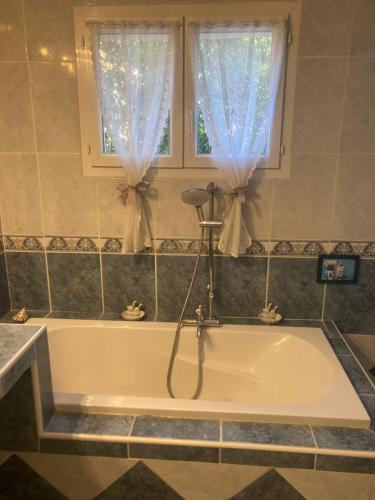 appartement tout equipe 2 chambres avec piscine in Mudaison