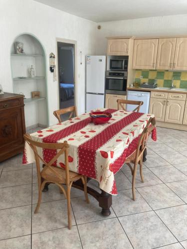 appartement tout equipe 2 chambres avec piscine in Mudaison