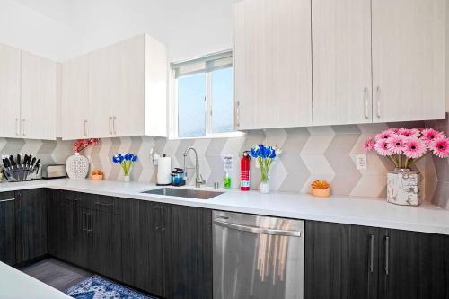 A - 3BR 3BA North Hollywood Pad 15m to Universal with Patio and Parking