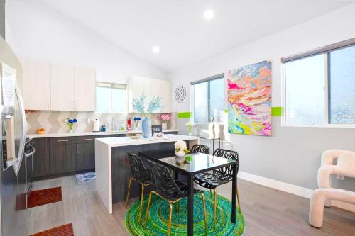 A - 3BR 3BA North Hollywood Pad 15m to Universal with Patio and Parking