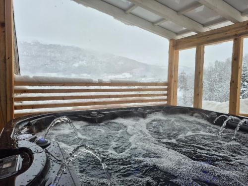 Molden Sky - takterrasse med egen jacuzzi! in Hafslo