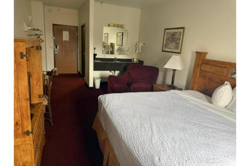 Days Inn & Suites by Wyndham Williston - image 25