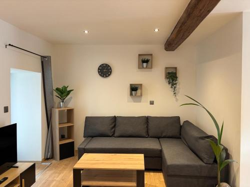 Appartement tout équipé - 2 Chambres avec Clim et parking privé – khách sạn tại Amberieu-en-Bugey
