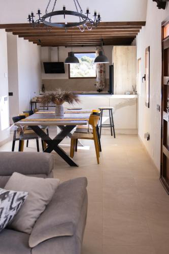 Casa rural para grupos 12 personas en la sierra con piscina, barbacoa y chimenea en Alicante in Onil