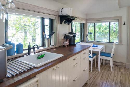 Kitchen, Valhalla The Nest in Salt Spring Island (BC)