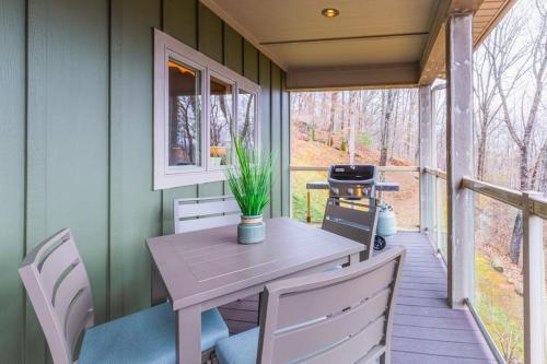 Mountain-View Hideaway in Waynesville, USA