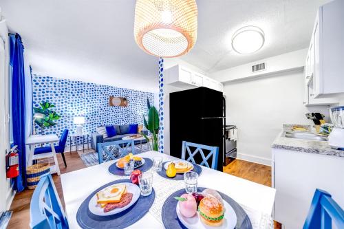 King Water View - No Extra Fees - Palm Wave Says in Coconut Creek (FL)