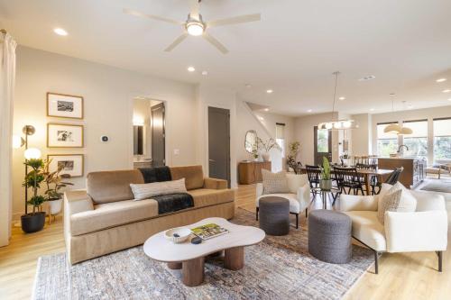 Modern Resort Stay Pool Sauna and Secure Building – khách sạn tại Đông Nashville