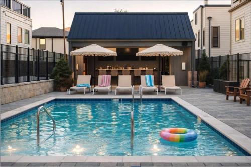 Heated Pool + Hot Tub + Sauna • 7 Min to Broadway