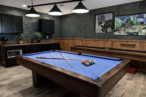 SKI INOUT Lift Shuffleboard Hot Tub Pool Table PS5 7 bedrooms - main image