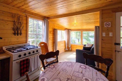 Konyha, Espace des Grands-Ducs - Domaine de Lacs et de forêt (Espace des Grands-Ducs - Domaine de Lacs et de foret) in Sacré-Coeur (QC)