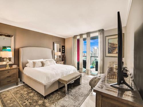 Luxury 3BR Water view 18th-Floor Deck Pool in Hallandale Beach, USA