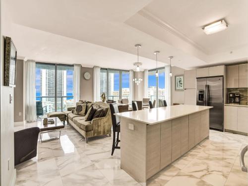 Luxury 3BR Water view 18th-Floor Deck Pool in Hallandale Beach, USA