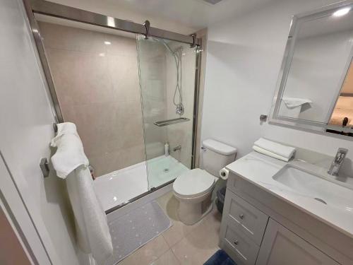 Private suite in Richmond Hill with a shared kitchen in 里士滿希爾