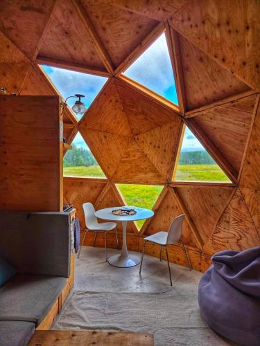 Prêt-à-camper, dôme (Pret-a-camper, dome) in Lake Edouard (QC)