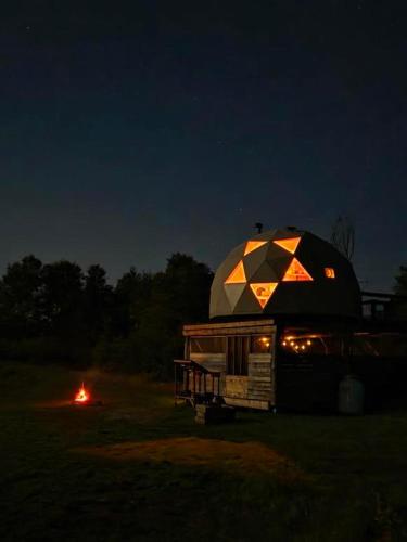 Prêt-à-camper, dôme (Pret-a-camper, dome) in Lake Edouard (QC)