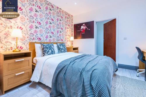 Stylish 6BR 6 En-Suite Showers Sleeps 16 - image 9