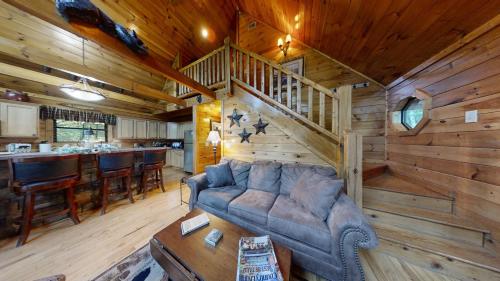 Wuzzys Flophouse cabin in Sevierville, USA