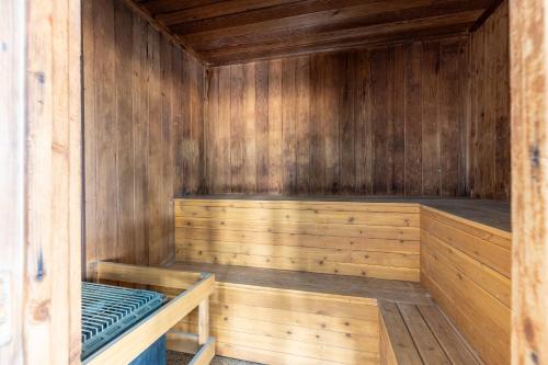 2 Queen bed room 5 minutes from Gull Lake - main image