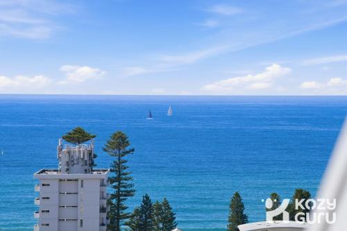 KozyGuru | Manly | Top-Floor Panoramic Seaview Gem - image 10