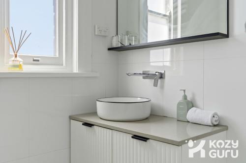 KozyGuru | Manly | Top-Floor Panoramic Seaview Gem - image 13