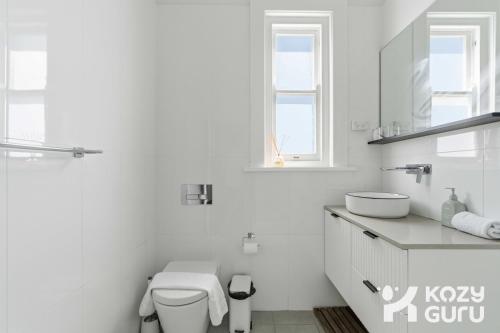 KozyGuru | Manly | Top-Floor Panoramic Seaview Gem - image 11
