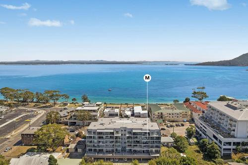 The Shoal 407, 6-8 Bullecourt St - linen, lift and 2 minutes to the water and shops – khách sạn tại Vịnh Shoal