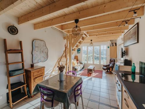 Iekārtas, Modern holiday home in Lanildut in Lanilduta