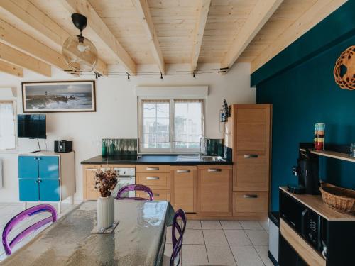 virtuve, Modern holiday home in Lanildut in Lanilduta