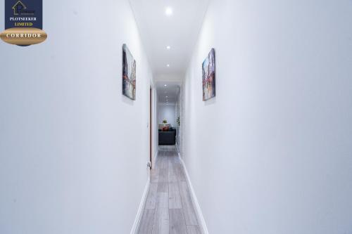 Stylish 6BR 6 En-Suite Showers Sleeps 16 - image 8
