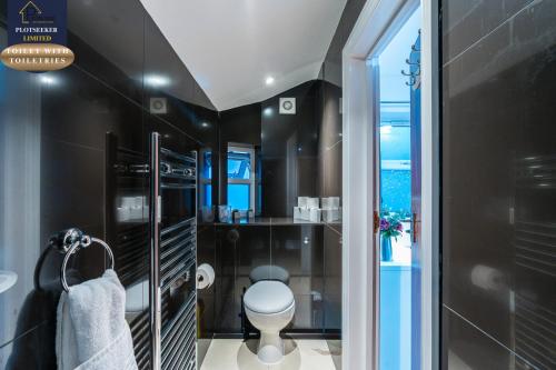 Stylish 6BR 6 En-Suite Showers Sleeps 16 - image 7