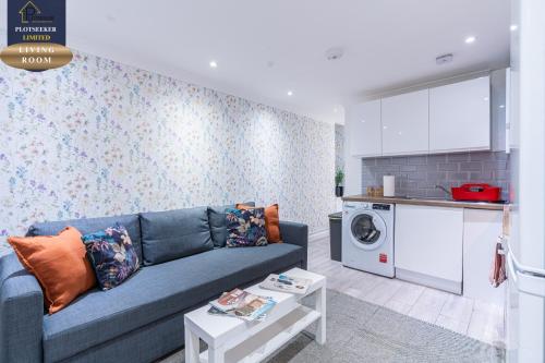 Stylish 6BR 6 En-Suite Showers Sleeps 16 - image 6